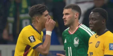 Ley Vinícius: Piero Hincapié expulsado en el Mundial por taparse la boca
