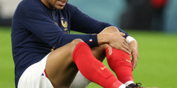Alarma en Francia: Kylian Mbappé presenta una molestia física y se retira por precaución ante Marruecos