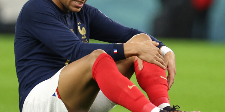Alarma en Francia: Kylian Mbappé presenta una molestia física y se retira por precaución ante Marruecos