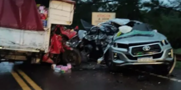 Accidente fatal en ruta 14: dos muertos y dos heridos en choque con camión bitren