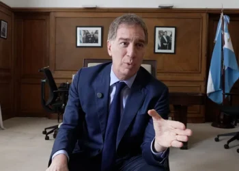 Santilli mantiene su enfoque en la gobernación bonaerense mientras aumenta la presión del karinismo por su afiliación a LLA