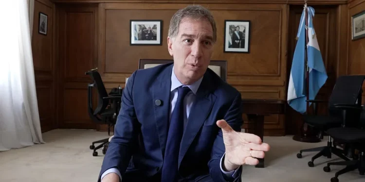 Santilli mantiene su enfoque en la gobernación bonaerense mientras aumenta la presión del karinismo por su afiliación a LLA
