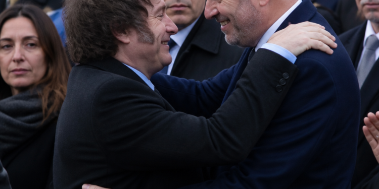 Milei regresa al escenario en homenaje a San Martín: mensaje contra los ‘enemigos internos y externos’ y abrazo con Sturzenegger