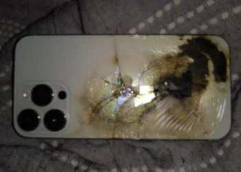 Una joven en La Plata denuncia que su iPhone provocó un incendio en su departamento