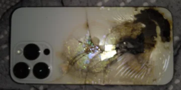 Una joven en La Plata denuncia que su iPhone provocó un incendio en su departamento
