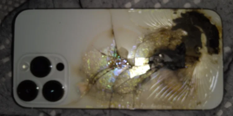 Una joven en La Plata denuncia que su iPhone provocó un incendio en su departamento