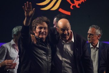 Javier Milei respalda a Sturzenegger en medio del conflicto por la Ley de Tierras