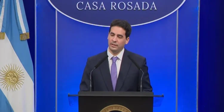 Ravier defendió a Sturzenegger y abordó la controversia por el Impuesto a los Combustibles