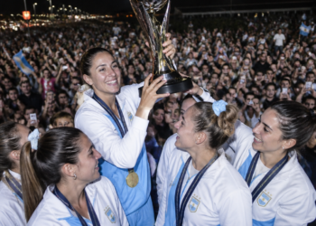 Las Leonas son recibidas con entusiasmo en Ezeiza tras su histórico triunfo en el Mundial