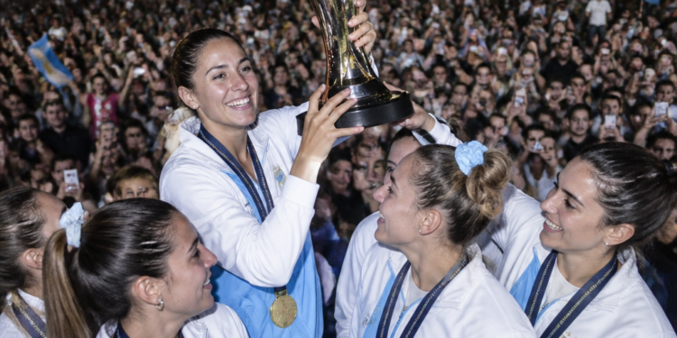 Las Leonas son recibidas con entusiasmo en Ezeiza tras su histórico triunfo en el Mundial
