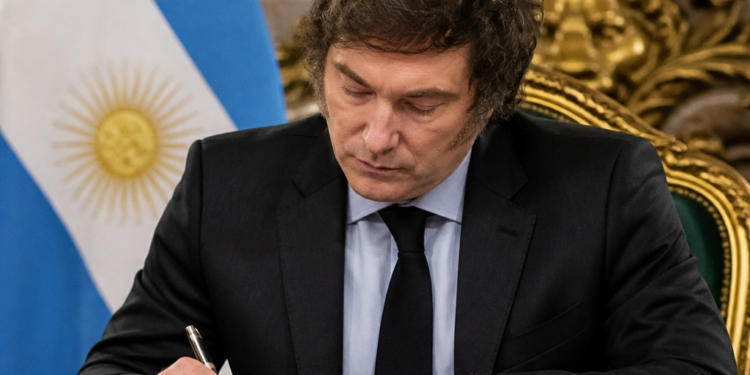 Milei acepta renuncias de una fiscal federal y un defensor público