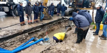 Rotura de caño maestro en Temperley provoca inundaciones y desabastecimiento de agua