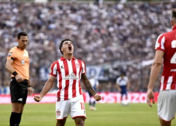 Un fuerte golpe en la cabeza deja a Tiago Palacios como duda para el clásico de La Plata