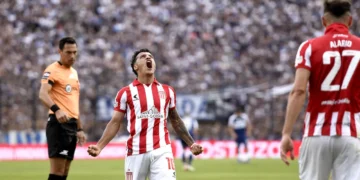 Un fuerte golpe en la cabeza deja a Tiago Palacios como duda para el clásico de La Plata