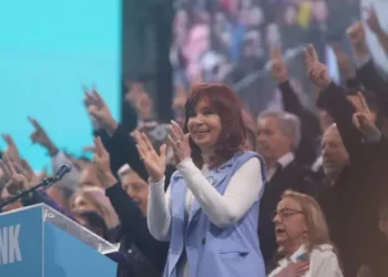 La Iglesia refuta los ‘bautismos comunitarios’ frente al domicilio de Cristina Kirchner