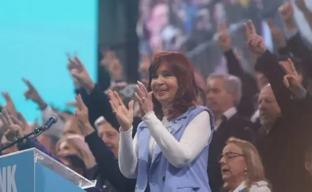 La Iglesia refuta los ‘bautismos comunitarios’ frente al domicilio de Cristina Kirchner