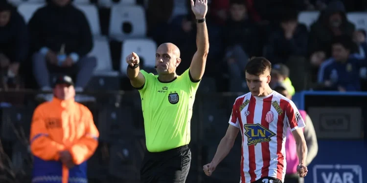 El árbitro que dirigió el partido entre Boca y Platense analizó la jugada más controversial: “No la veo porque estoy tapado”