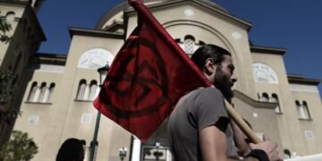 Misiones: un cumpleaños con un símbolo de odio y un niño realizando un saludo nazi