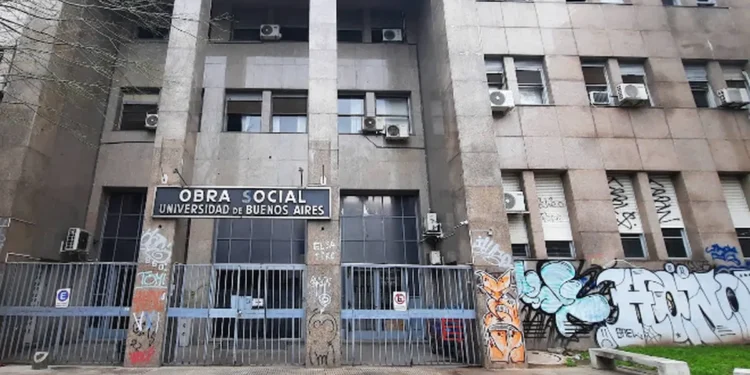 Un joven falleció tras arrojarse desde el tercer piso de un edificio en Recoleta