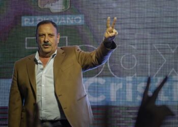 Un gobernador del norte desafía a Milei y congela ejecuciones de deudas prendarias