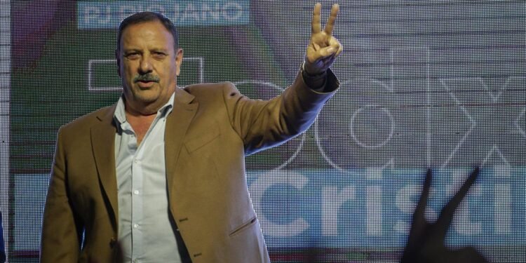 Un gobernador del norte desafía a Milei y congela ejecuciones de deudas prendarias