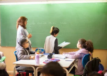 PISA 2025: Argentina ocupa el último lugar en clima de aula y el segundo peor en distracciones por dispositivos móviles