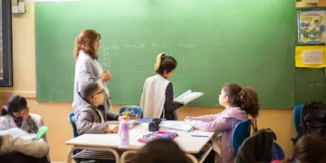 PISA 2025: Argentina ocupa el último lugar en clima de aula y el segundo peor en distracciones por dispositivos móviles