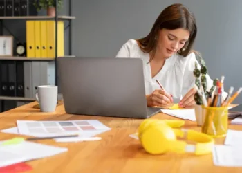 El empleo formal privado disminuyó en 241.000 puestos y el poder adquisitivo cayó un 40,5% desde noviembre de 2023