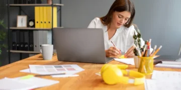 El empleo formal privado disminuyó en 241.000 puestos y el poder adquisitivo cayó un 40,5% desde noviembre de 2023