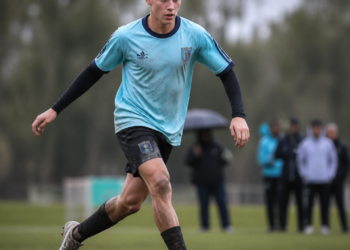 Racing acelera negociaciones por una promesa del fútbol cordobés: el conflicto que retrasa su llegada