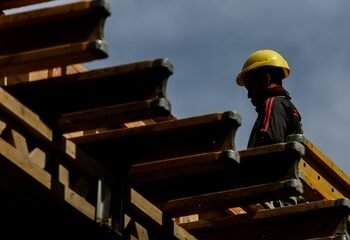 La construcción y la industria continúan en descenso: retrocedieron un 5% en julio