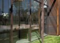 La transicción de las puertas de aluminio al acero corten en las fachadas de 2026