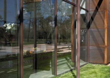 La transicción de las puertas de aluminio al acero corten en las fachadas de 2026