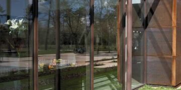 La transicción de las puertas de aluminio al acero corten en las fachadas de 2026