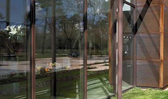 La transicción de las puertas de aluminio al acero corten en las fachadas de 2026