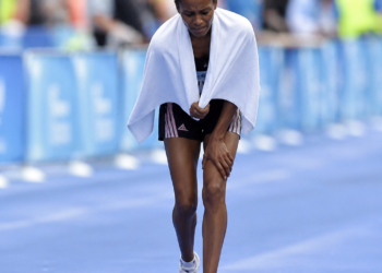 El drama de Tigst Assefa en el Maratón de Berlín: a un paso del récord mundial pero cruzando la meta con dificultad