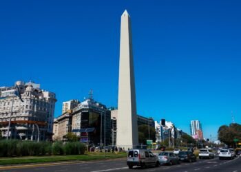 De Buenos Aires a Nueva York: la tabla de surf congelada que advierte sobre la Antártida