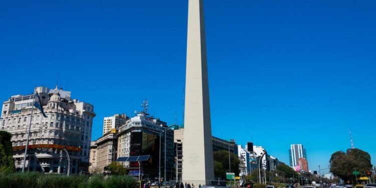 De Buenos Aires a Nueva York: la tabla de surf congelada que advierte sobre la Antártida