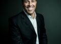 Tony Robbins, experto en desarrollo personal de 66 años, advierte: “El foco en uno mismo genera sufrimiento”