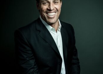 Tony Robbins, experto en desarrollo personal de 66 años, advierte: “El foco en uno mismo genera sufrimiento”