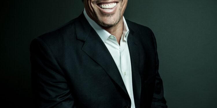Tony Robbins, experto en desarrollo personal de 66 años, advierte: “El foco en uno mismo genera sufrimiento”