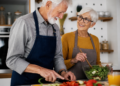Las personas mayores de 65 años pueden experimentar mejoras en su salud y bienestar, según un estudio reciente