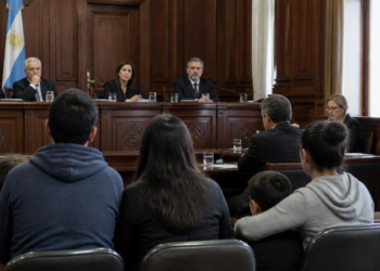 Revocación de fallo judicial que obligaba a la Ciudad a garantizar vivienda a familia colombiana refugiada