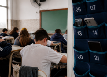 Prohibición de celulares en las escuelas: detalles de la nueva norma en la Provincia de Buenos Aires