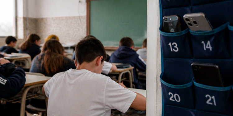 Prohibición de celulares en las escuelas: detalles de la nueva norma en la Provincia de Buenos Aires