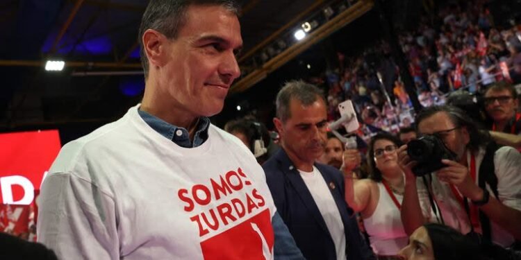 Pedro Sánchez reafirma su postura socialista en respuesta a Javier Milei