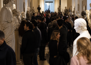 Más de 7000 personas visitaron el ‘hospital de las estatuas’ en su noche de celebración de 70 años