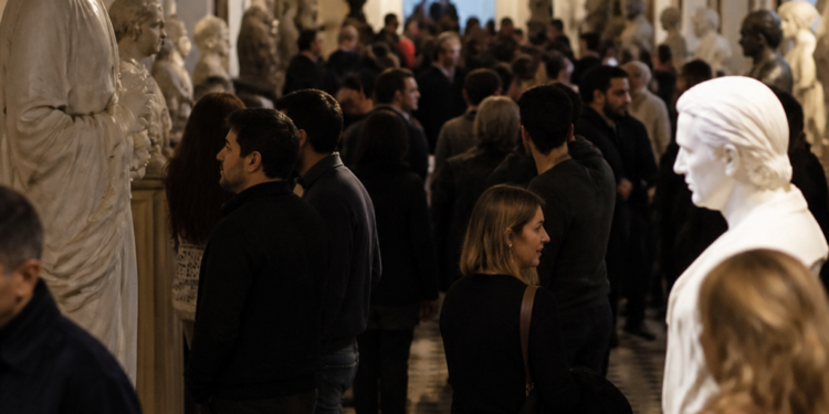 Más de 7000 personas visitaron el ‘hospital de las estatuas’ en su noche de celebración de 70 años