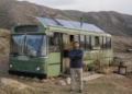Transformó un colectivo en una casa familiar en las sierras de Córdoba por $50.000