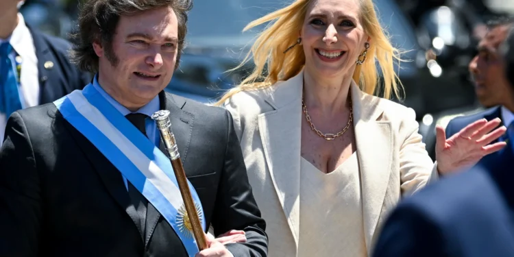Javier Milei viaja a España mientras su hermana Karina visita la cárcel de Devoto